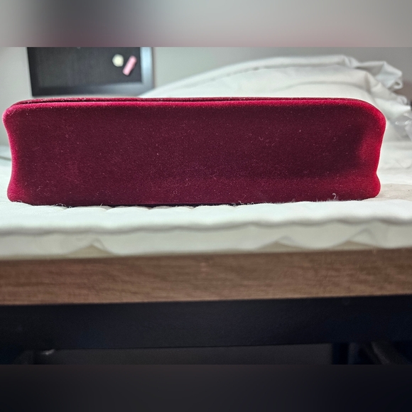 Gucci Beauty Burgundy Bee Shoulder Crossbody Bag With Matching Pearl Chain Strap - Picture 9 of 12